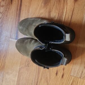 Keen size 8 suede ankle boots